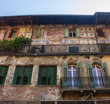 Edifici medievali in Piazza delle Erbe a Verona, Italia